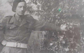 Pan Edward Chucher w mundurze żołnierza II Korpusu gen. Andersa