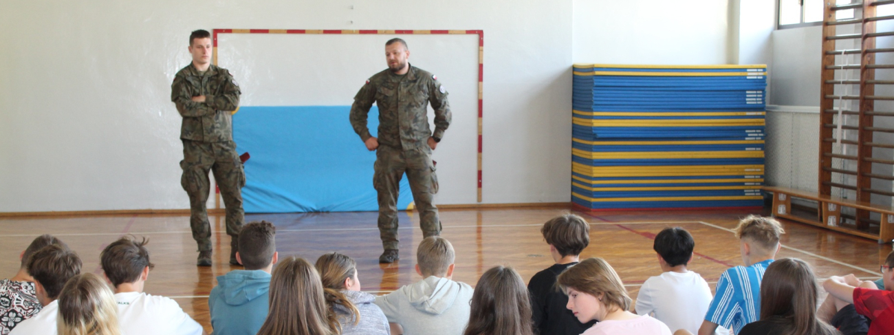 Edukacja z wojskiem w Szkole Podstawowej w Pisarzowicach.